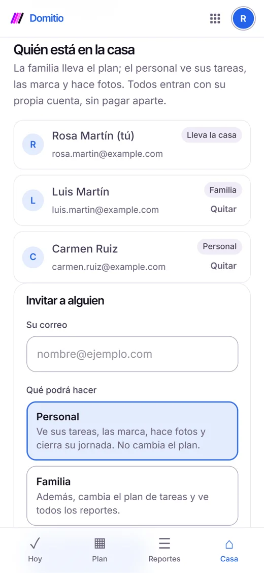 Pantalla de Domitio con la familia y el personal, cada uno con su papel